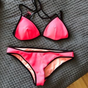 Triangle bikini VS